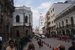 Blick nach Nordosten die García Moreno entlang. Ganz links ein Teil der Kirchenfront von La Compañía de Jesús.