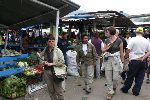 Inis, Carlos und Ute auf dem Mercado Tumbaco<br />© U.Rieckert