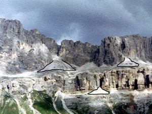 Schuttfächer (z.T. optisch hervorgehoben) am Fuß der Schlern-Dolomit- und der Contrin-Formation-Steilwand.